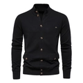 Detailaufnahme einer schwarzen Strickjacke für Herren mit Stehkragen und Pattentaschen - S / Schwarz