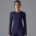 Détail du haut de yoga bleu foncé montrant la coupe ajustée et les passe-pouces - Bleu foncé