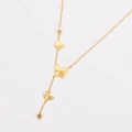 Gouden Y-ketting met vlinderhangers en kwastjes op een helder witte achtergrond - Goud