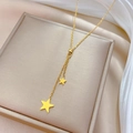 Dettaglio della collana a Y dorata con nappe a stella su cuscino e seta morbida - Q411 Oro (Acciaio al Titanio Completo)