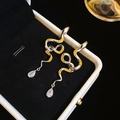 Detail von Schlangenohrringen mit gelben Emaillemustern und birnenförmigem Zirkonanhänger - Schlangen-Drop-Stil (WE1432) / Silber-Gold Zweifarbig