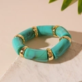Details des dehnbaren Acryl-Armbands in Petrol-Marmor-Optik mit goldenen Metallringen - Grün