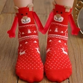 Rote Weihnachts-Stricksocken mit Rentier-Muster und 3D-Ohren auf hellem Holzboden - Bild 5/Rotes Rentier 3D-Ohren