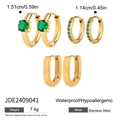 Detailansicht von drei Paar vergoldeten Edelstahl-Ohrringen mit Zirkoniasteinen besetzt - Gold 3-Paar-Set (JDE2409041)