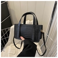 Sac bandoulière noir à motif crocodile avec double poignées et détails en métal doré - Noir