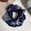Coletero de satén azul oscuro con bordado detallado de estrellas de mar y conchas - Coletero de tela / Azul Marino Mercerizado