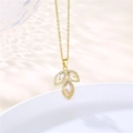 Détail d'un pendentif feuille doré serti de zircons sur une fine chaîne en maille O - Pendentif Feuille / Doré