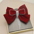 Detalle de pasador de pelo con lazo de terciopelo rojo y flecos de pedrería - Estilo C Burdeos
