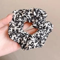 Bloemen kant haarscrunchie met zwart-witte abstracte print van zachte stof - 4 Zwarte Bloemenprint