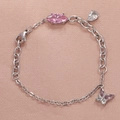 Zilveren armband met roze marquise steen en vlinderbedel op een satijnen achtergrond - Roze Zirkonia