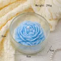 Candela peonia blu scolpita in ciotola di vetro su coperta a maglia, peso 296g e diametro 9cm - Vetro con Trama a Onde Blu (Oceano)