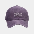 Détail de la casquette de baseball en coton délavé violet avec broderie blanche - Réglable / Violet Délavé