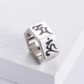 Anillo hexagonal de acero inoxidable con grabado sánscrito sobre bloque de madera - US 6 / Color Acero