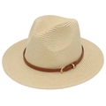 Detalle de sombrero Panamá beige con correa de cuero marrón y hebilla dorada - Beige