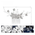 Dettaglio di fiori in argilla polimerica bianca e cristalli su pettine da sposa - Stile Bianco Argento (HS-J7236S)