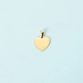Colgante de corazón dorado minimalista en acero de titanio pulido sobre fondo azul - Con Cierre / Dorado