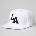 Klassieke witte snapback pet met zwart LA-borduurwerk en verstelbare platte klep - Eén maat / Wit