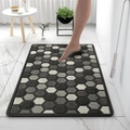 Detail of geometric honeycomb diatom mud bath mat with non-slip edge in bathroom - 40*60cm / Graphite