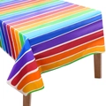 Nahaufnahme der bunten Regenbogen-Streifen-Einweg-Plastiktischdecke für Geburtstagspartys - 130x220cm / Regenbogen Streifen