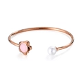 Bracciale aperto in oro rosa con fiore di cristallo rosa e perla su sfondo bianco - Stile Oro Rosa(KB123082-K)