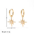Gouden achtpuntige ster oorbellen met witte zirkoon, maat 30mm x 16mm, 3.2g gewicht - Goud