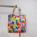Dettaglio di una borsa tote in tela floreale con stampe artistiche ed etichetta tessuta - Fiori Graffiti Disegnati a Mano