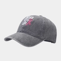 Détail de la broderie ruban rose et du texte motivant sur casquette en coton gris foncé - Réglable / Gris