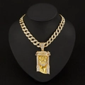 Dettaglio del ciondolo Gesù hip hop con strass su una catena cubana color oro - Pendente Gesù con Catena Cubana da 20 Pollici / Oro