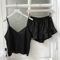 Damen-Schlafanzug aus schwarzem Satin mit V-Ausschnitt-Top und Shorts mit Volants und Kordelzug - S / Schwarz