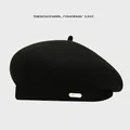 Béret classique en laine noire pour femme avec une plaque métallique élégante - Taille Unique (54-58cm) / Noir