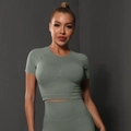 Détail d'un crop top de yoga sans couture vert sauge en maille extensible douce - Gris Moyen