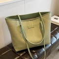 Hellgrüne Shopper-Tasche mit Webstruktur, langen Schultergurten und goldenem Logo-Detail - Grün