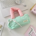 Détail du sac matelassé vert menthe avec nœud rose et poignée rembourrée épaisse - Vert frais