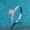 Luxuriöser S925 Sterlingsilberring mit Smaragdschliff Moissanit und Pavé-Besatz - US 10 / 1ct Smaragdschliff Moissanit