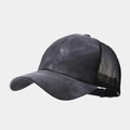 Dettaglio del cappellino trucker grigio scuro con rete traspirante e cuciture sulla visiera - Regolabile / Nero