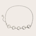 Détail macro d'une chaîne de taille en métal argenté avec pendentifs lune et étoile - Lune Couche Simple / Argent