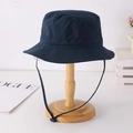 Detalle de sombrero para el sol azul marino con cordón negro ajustable en soporte madera - M (56-58cm) / Azul Marino