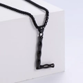 Vista macro del ciondolo lettera L 3D con trama bambù su collana a sfere nere - Lettera L (Nero Con Catena)