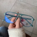 Dettaglio della montatura vintage TR8935 con filtro luce blu e protezione UV 400 - Verde Opaco