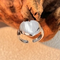 Anillo abierto de acero inoxidable con forma de corazón plateado sobre madera texturizada - Anillo Abierto Corazón Plata