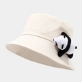 Détail d'un adorable panda en peluche sur un chapeau bob en coton beige de qualité - Taille unique / Beige