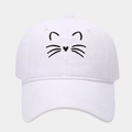 Primer plano detallado de gorra blanca de algodón con bordado de bigotes de gato - Ajustable / Blanco