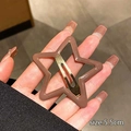 Primer plano de una pinza para el pelo estrella marrón de 5,5 cm con cierre metálico - Marrón