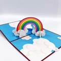 Dettaglio di un biglietto 3D con arcobaleno colorato e nuvole bianche pop-up a rilievo - Biglietto Ponte Arcobaleno