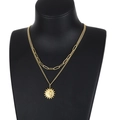 Collar de doble capa en acero inoxidable dorado con colgante de sol en maniquí - Estilo Dorado (KN201277-Z)