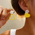 Orecchini a margherita con pendenti a cuore giallo dal design asimmetrico - Giallo