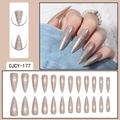 Detalle macro de uñas postizas largas stiletto con brillo holográfico dorado - Oro Holográfico