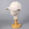 Detalle de gorra de béisbol de algodón crema con borde de encaje en cabeza de maniquí - M (56-58cm) / Blanco Roto