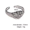 Detalle de anillo plateado martillado con ancho de 10mm y diámetro interior de 17,4mm - Color Acero