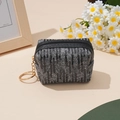 Detalle de un mini monedero de lentejuelas negras con un llavero dorado sofisticado - Negro